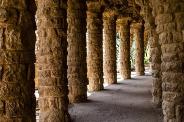 Barselona, İspanya, 29 Ağustos 2023 Park Gell 'i ziyaret eden turistler, Carmel Hill' deki bahçelerden ve mimari özelliklerden oluşan parklar. Burası biraz tazelikle çok popüler..