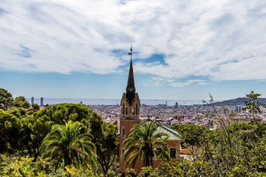 Barselona, İspanya, 29 Ağustos 2023 Park Gell 'i ziyaret eden turistler, Carmel Hill' deki bahçelerden ve mimari özelliklerden oluşan parklar. Burası biraz tazelikle çok popüler..
