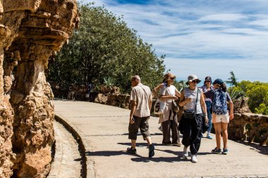 Barselona, İspanya, 29 Ağustos 2023 Park Gell 'i ziyaret eden turistler, Carmel Hill' deki bahçelerden ve mimari özelliklerden oluşan parklar. Burası biraz tazelikle çok popüler..
