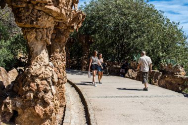 Barselona, İspanya, 29 Ağustos 2023 Park Gell 'i ziyaret eden turistler, Carmel Hill' deki bahçelerden ve mimari özelliklerden oluşan parklar. Burası biraz tazelikle çok popüler..