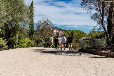 Barselona, İspanya, 29 Ağustos 2023 Park Gell 'i ziyaret eden turistler, Carmel Hill' deki bahçelerden ve mimari özelliklerden oluşan parklar. Burası biraz tazelikle çok popüler..