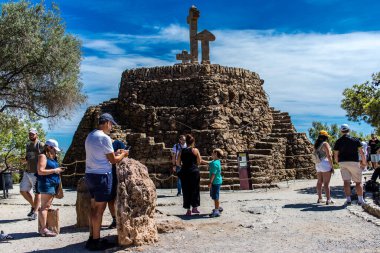 Barselona, İspanya, 29 Ağustos 2023 Park Gell 'i ziyaret eden turistler, Carmel Hill' deki bahçelerden ve mimari özelliklerden oluşan parklar. Burası biraz tazelikle çok popüler..