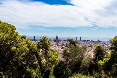 Barselona, İspanya, 29 Ağustos 2023 Park Gell 'i ziyaret eden turistler, Carmel Hill' deki bahçelerden ve mimari özelliklerden oluşan parklar. Burası biraz tazelikle çok popüler..