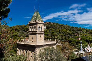 Barselona, İspanya, 29 Ağustos 2023 Park Gell 'i ziyaret eden turistler, Carmel Hill' deki bahçelerden ve mimari özelliklerden oluşan parklar. Burası biraz tazelikle çok popüler..