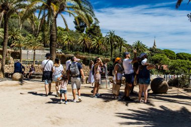 Barselona, İspanya, 29 Ağustos 2023 Park Gell 'i ziyaret eden turistler, Carmel Hill' deki bahçelerden ve mimari özelliklerden oluşan parklar. Burası biraz tazelikle çok popüler..