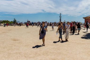 Barselona, İspanya, 29 Ağustos 2023 Park Gell 'i ziyaret eden turistler, Carmel Hill' deki bahçelerden ve mimari özelliklerden oluşan parklar. Burası biraz tazelikle çok popüler..