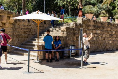 Barselona, İspanya, 29 Ağustos 2023 Park Gell 'i ziyaret eden turistler, Carmel Hill' deki bahçelerden ve mimari özelliklerden oluşan parklar. Burası biraz tazelikle çok popüler..