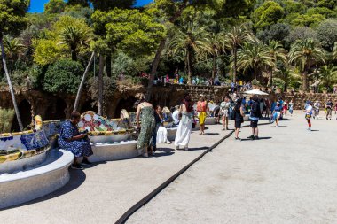 Barselona, İspanya, 29 Ağustos 2023 Park Gell 'i ziyaret eden turistler, Carmel Hill' deki bahçelerden ve mimari özelliklerden oluşan parklar. Burası biraz tazelikle çok popüler..