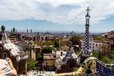 Barselona, İspanya, 29 Ağustos 2023 Park Gell 'i ziyaret eden turistler, Carmel Hill' deki bahçelerden ve mimari özelliklerden oluşan parklar. Burası biraz tazelikle çok popüler..