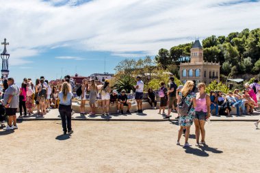 Barselona, İspanya, 29 Ağustos 2023 Park Gell 'i ziyaret eden turistler, Carmel Hill' deki bahçelerden ve mimari özelliklerden oluşan parklar. Burası biraz tazelikle çok popüler..