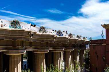 Barselona, İspanya, 29 Ağustos 2023 Park Gell 'i ziyaret eden turistler, Carmel Hill' deki bahçelerden ve mimari özelliklerden oluşan parklar. Burası biraz tazelikle çok popüler..