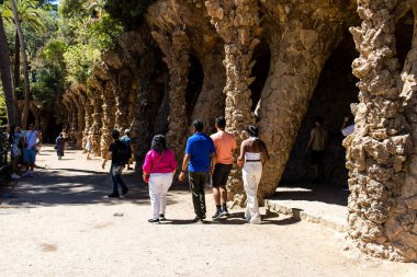 Barselona, İspanya, 29 Ağustos 2023 Park Gell 'i ziyaret eden turistler, Carmel Hill' deki bahçelerden ve mimari özelliklerden oluşan parklar. Burası biraz tazelikle çok popüler..