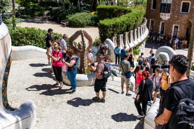 Barselona, İspanya, 29 Ağustos 2023 Park Gell 'i ziyaret eden turistler, Carmel Hill' deki bahçelerden ve mimari özelliklerden oluşan parklar. Burası biraz tazelikle çok popüler..