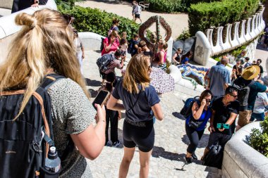 Barselona, İspanya, 29 Ağustos 2023 Park Gell 'i ziyaret eden turistler, Carmel Hill' deki bahçelerden ve mimari özelliklerden oluşan parklar. Burası biraz tazelikle çok popüler..