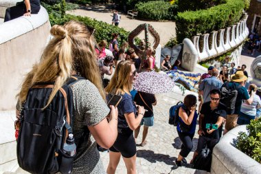 Barselona, İspanya, 29 Ağustos 2023 Park Gell 'i ziyaret eden turistler, Carmel Hill' deki bahçelerden ve mimari özelliklerden oluşan parklar. Burası biraz tazelikle çok popüler..