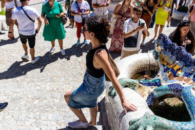 Barselona, İspanya, 29 Ağustos 2023 Park Gell 'i ziyaret eden turistler, Carmel Hill' deki bahçelerden ve mimari özelliklerden oluşan parklar. Burası biraz tazelikle çok popüler..