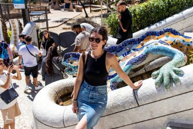 Barselona, İspanya, 29 Ağustos 2023 Park Gell 'i ziyaret eden turistler, Carmel Hill' deki bahçelerden ve mimari özelliklerden oluşan parklar. Burası biraz tazelikle çok popüler..