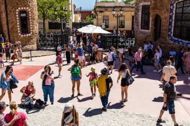 Barselona, İspanya, 29 Ağustos 2023 Park Gell 'i ziyaret eden turistler, Carmel Hill' deki bahçelerden ve mimari özelliklerden oluşan parklar. Burası biraz tazelikle çok popüler..