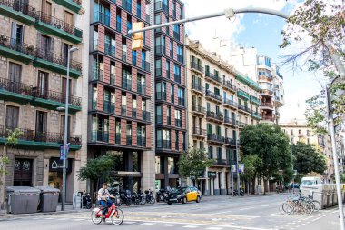 Barselona, İspanya - 28 Ağustos 2023 İspanya 'nın başkenti ve sembolik bir şehir olan Barselona caddesinde yuvarlanan turistler.