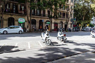 Barselona, İspanya - 28 Ağustos 2023 Ulaştırma ve araba trafiği Barcelona 'da, sembolik bir şehir ve Katalonya' nın başkenti.