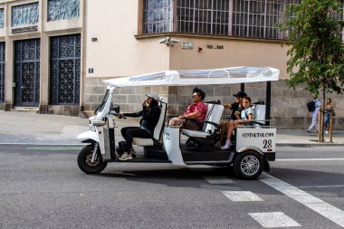 Barselona, İspanya - 28 Ağustos 2023 Ulaştırma ve araba trafiği Barcelona 'da, sembolik bir şehir ve Katalonya' nın başkenti.