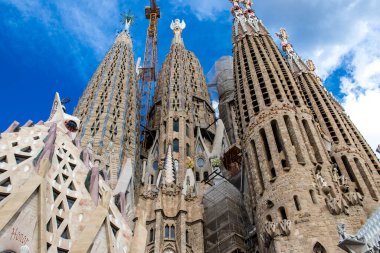 Barselona, İspanya - 29 Ağustos 2023 La Sagrada Famlia, Gaudi 'nin Barcelona' daki en ünlü eserlerinden biridir. 1882 'den beri yapım aşamasında olan ve hala tamamlanmamış dev bir bazilika..