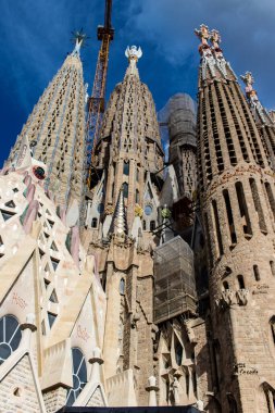 Barselona, İspanya - 29 Ağustos 2023 La Sagrada Famlia, Gaudi 'nin Barcelona' daki en ünlü eserlerinden biridir. 1882 'den beri yapım aşamasında olan ve hala tamamlanmamış dev bir bazilika..