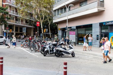 Barselona, İspanya - 28 Ağustos 2023 Ulaştırma ve araba trafiği Barcelona 'da, sembolik bir şehir ve Katalonya' nın başkenti.