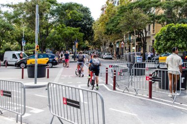 Barselona, İspanya - 28 Ağustos 2023 İspanya 'nın başkenti ve sembolik bir şehir olan Barselona caddesinde yuvarlanan turistler.