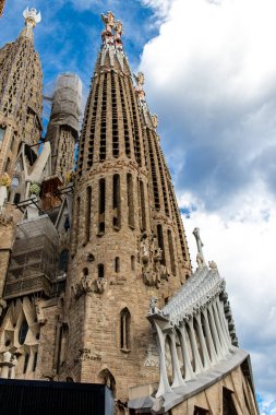 Barselona, İspanya - 29 Ağustos 2023 La Sagrada Famlia, Gaudi 'nin Barcelona' daki en ünlü eserlerinden biridir. 1882 'den beri yapım aşamasında olan ve hala tamamlanmamış dev bir bazilika..