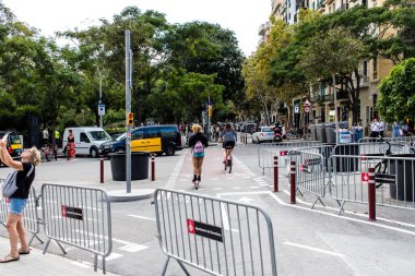 Barselona, İspanya - 28 Ağustos 2023 İspanya 'nın başkenti ve sembolik bir şehir olan Barselona caddesinde yuvarlanan turistler.