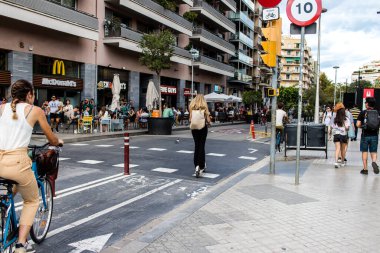 Barselona, İspanya - 28 Ağustos 2023 İspanya 'nın başkenti ve sembolik bir şehir olan Barselona caddesinde yuvarlanan turistler.