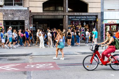 Barselona, İspanya - 28 Ağustos 2023 İspanya 'nın başkenti ve sembolik bir şehir olan Barselona caddesinde yuvarlanan turistler.