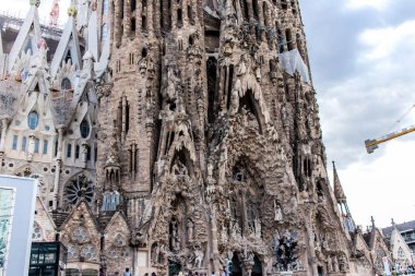 Barselona, İspanya - 29 Ağustos 2023 La Sagrada Famlia, Gaudi 'nin Barcelona' daki en ünlü eserlerinden biridir. 1882 'den beri yapım aşamasında olan ve hala tamamlanmamış dev bir bazilika..