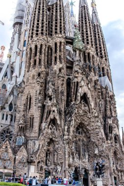 Barselona, İspanya - 29 Ağustos 2023 La Sagrada Famlia, Gaudi 'nin Barcelona' daki en ünlü eserlerinden biridir. 1882 'den beri yapım aşamasında olan ve hala tamamlanmamış dev bir bazilika..