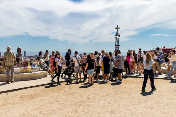 Barselona, İspanya, 29 Ağustos 2023 Park Gell 'i ziyaret eden turistler, Carmel Hill' deki bahçelerden ve mimari özelliklerden oluşan parklar. Burası biraz tazelikle çok popüler..