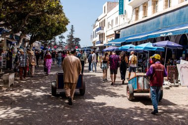 Essaouira, Fas - 26 Ağustos 2023 Essaouira Medina 'yı ziyaret eden turistler. Şehrin dar, dolambaçlı bir Arap yerleşimi var. Tipik doğu şehirleri..