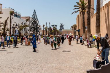 Essaouira, Fas - 26 Ağustos 2023 Essaouira Medina 'yı ziyaret eden turistler. Şehrin dar, dolambaçlı bir Arap yerleşimi var. Tipik doğu şehirleri..