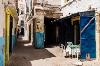 Marakeş, Fas - 25 Ağustos 2023 Marakeş Medina, ortaçağ mahallesi, sokaklar ve mimari. Şehrin dar, dolambaçlı bir Arap yerleşimi var. Tipik doğu şehirleri..