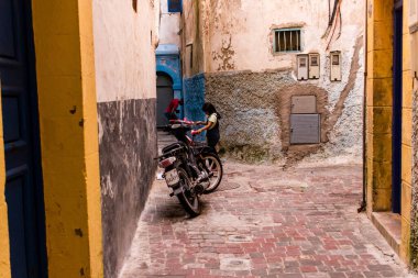 Marakeş, Fas - 25 Ağustos 2023 Marakeş Medina, ortaçağ mahallesi, sokaklar ve mimari. Şehrin dar, dolambaçlı bir Arap yerleşimi var. Tipik doğu şehirleri..