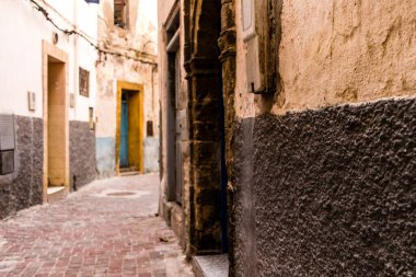 Marakeş, Fas - 25 Ağustos 2023 Marakeş Medina, ortaçağ mahallesi, sokaklar ve mimari. Şehrin dar, dolambaçlı bir Arap yerleşimi var. Tipik doğu şehirleri..