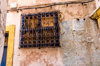 Marakeş, Fas - 25 Ağustos 2023 Marakeş Medina, ortaçağ mahallesi, sokaklar ve mimari. Şehrin dar, dolambaçlı bir Arap yerleşimi var. Tipik doğu şehirleri..