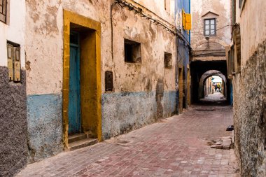 Marakeş, Fas - 25 Ağustos 2023 Marakeş Medina, ortaçağ mahallesi, sokaklar ve mimari. Şehrin dar, dolambaçlı bir Arap yerleşimi var. Tipik doğu şehirleri..