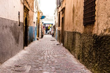 Marakeş, Fas - 25 Ağustos 2023 Marakeş Medina, ortaçağ mahallesi, sokaklar ve mimari. Şehrin dar, dolambaçlı bir Arap yerleşimi var. Tipik doğu şehirleri..