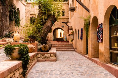 Agadir, Fas - 21 Ağustos 2023 Agadir 'in yeni medina' sı, Coco Polizzi, ortaçağ hisarına sahip, mimari mekanlar ve büyüleyici atölyelerle dolu bir 20. yüzyıl kalesi.