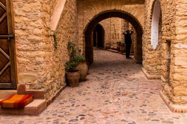 Agadir, Fas - 21 Ağustos 2023 Agadir 'in yeni medina' sı, Coco Polizzi, ortaçağ hisarına sahip, mimari mekanlar ve büyüleyici atölyelerle dolu bir 20. yüzyıl kalesi.