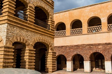 Agadir, Fas - 21 Ağustos 2023 Agadir 'in yeni medina' sı, Coco Polizzi, ortaçağ hisarına sahip, mimari mekanlar ve büyüleyici atölyelerle dolu bir 20. yüzyıl kalesi.