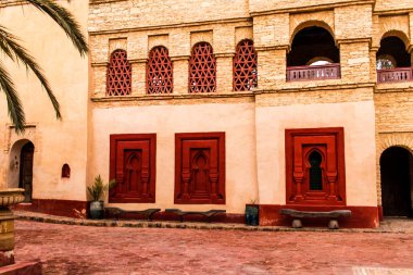 Agadir, Fas - 21 Ağustos 2023 Agadir 'in yeni medina' sı, Coco Polizzi, ortaçağ hisarına sahip, mimari mekanlar ve büyüleyici atölyelerle dolu bir 20. yüzyıl kalesi.