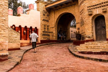 Agadir, Fas - 21 Ağustos 2023 Agadir 'in yeni medina' sı, Coco Polizzi, ortaçağ hisarına sahip, mimari mekanlar ve büyüleyici atölyelerle dolu bir 20. yüzyıl kalesi.