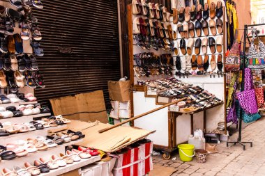 Marakeş, Fas - 23 Ağustos 2023 Medine 'de yer alan Marakeş çarşısı, kumaş, gıda ürünleri, makyaj ve daha birçok ürün sunan geleneksel Arap pazarlarıdır.